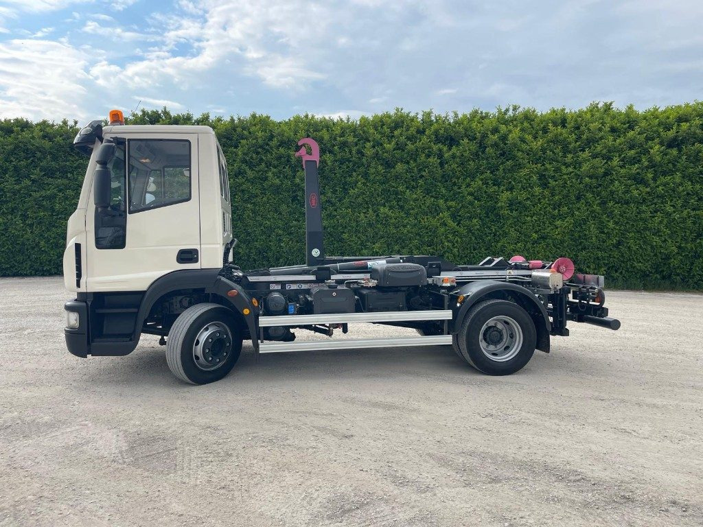 IVECO EUROCARGO 120E22 SCARRABILE - Horgos rakodó teherautó: 2 kép. IVECO EUROCARGO 120E22 SCARRABILE - Horgos rakodó teherautó: 2 kép.