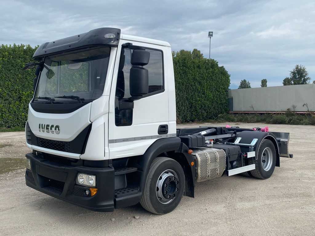 IVECO EUROCARGO 120E25 SCARRABILE - Horgos rakodó teherautó: 1 kép. IVECO EUROCARGO 120E25 SCARRABILE - Horgos rakodó teherautó: 1 kép.