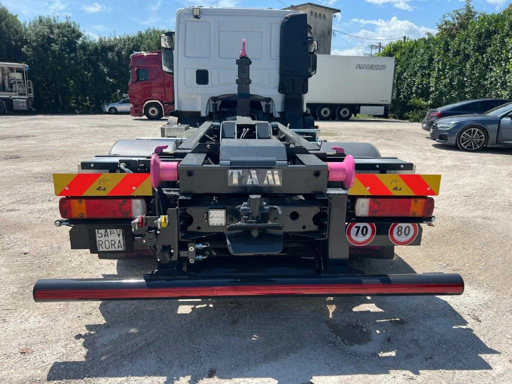 IVECO EUROCARGO 120E28 CON SCARRABILE NUOVO - Horgos rakodó teherautó: 4 kép. IVECO EUROCARGO 120E28 CON SCARRABILE NUOVO - Horgos rakodó teherautó: 4 kép.