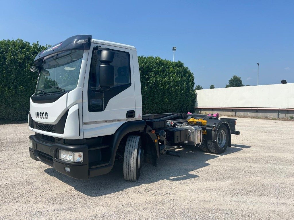 IVECO EUROCARGO 140E25 SCARRABILE - Horgos rakodó teherautó: 1 kép. IVECO EUROCARGO 140E25 SCARRABILE - Horgos rakodó teherautó: 1 kép.