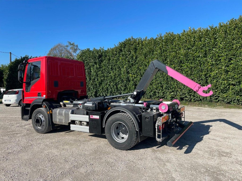 IVECO EUROCARGO 160E SCARRABILE - Horgos rakodó teherautó: 3 kép. IVECO EUROCARGO 160E SCARRABILE - Horgos rakodó teherautó: 3 kép.