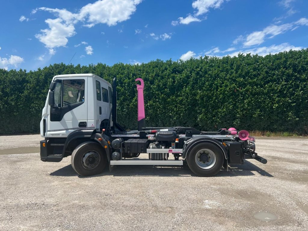 IVECO EUROCARGO 160E25 SCARRABILE - Horgos rakodó teherautó: 2 kép. IVECO EUROCARGO 160E25 SCARRABILE - Horgos rakodó teherautó: 2 kép.