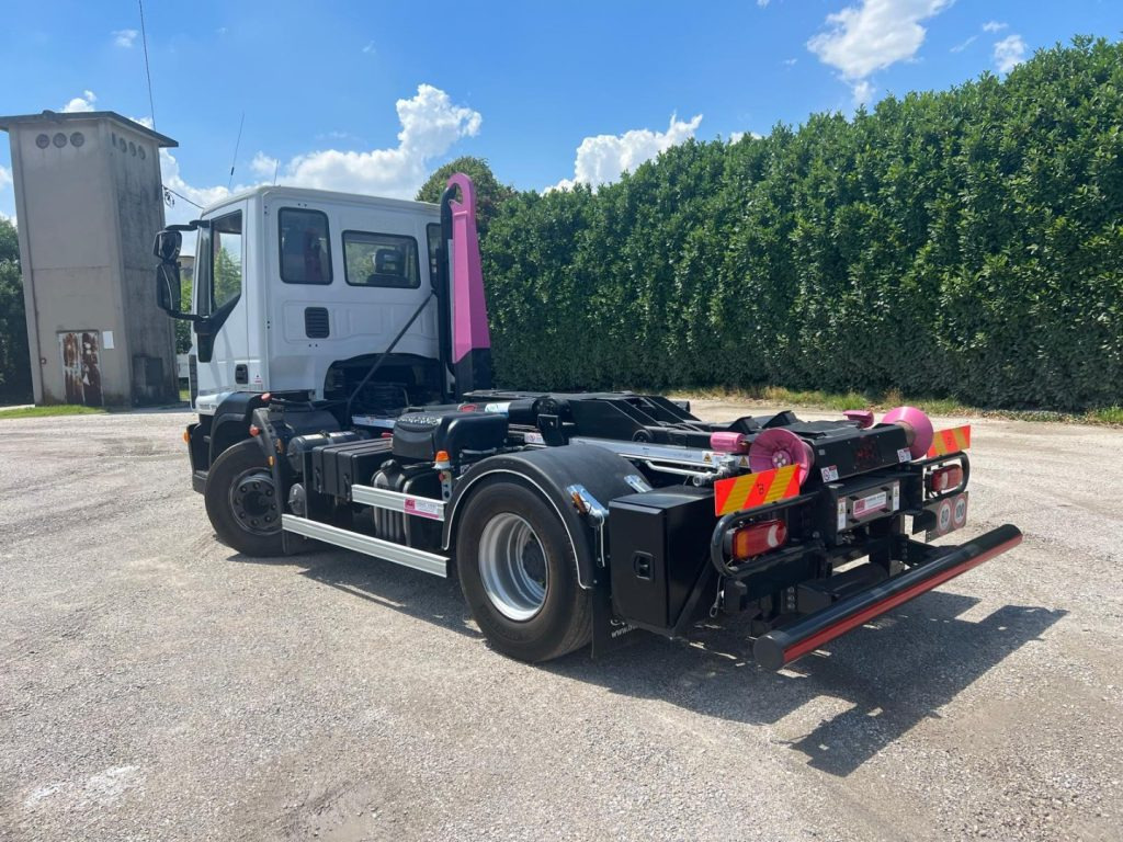IVECO EUROCARGO 160E25 SCARRABILE - Horgos rakodó teherautó: 3 kép. IVECO EUROCARGO 160E25 SCARRABILE - Horgos rakodó teherautó: 3 kép.