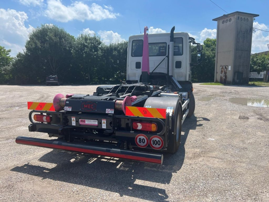 IVECO EUROCARGO 160E25 SCARRABILE - Horgos rakodó teherautó: 4 kép. IVECO EUROCARGO 160E25 SCARRABILE - Horgos rakodó teherautó: 4 kép.