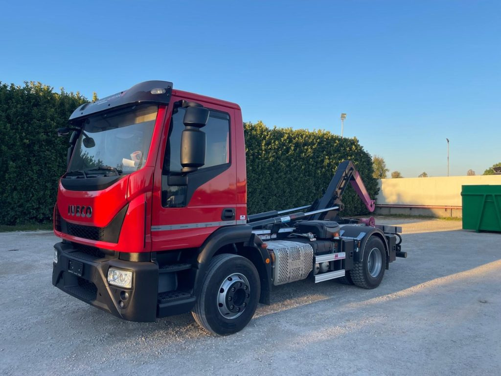 IVECO EUROCARGO 160E32 CON SCARRABILE NUOVO - Horgos rakodó teherautó: 1 kép. IVECO EUROCARGO 160E32 CON SCARRABILE NUOVO - Horgos rakodó teherautó: 1 kép.