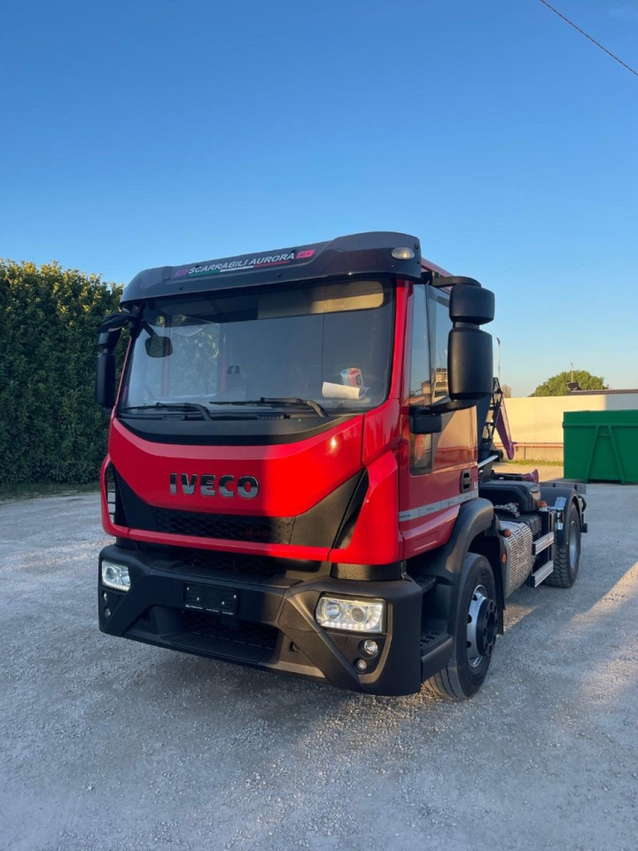 IVECO EUROCARGO 160E32 CON SCARRABILE NUOVO - Horgos rakodó teherautó: 4 kép. IVECO EUROCARGO 160E32 CON SCARRABILE NUOVO - Horgos rakodó teherautó: 4 kép.