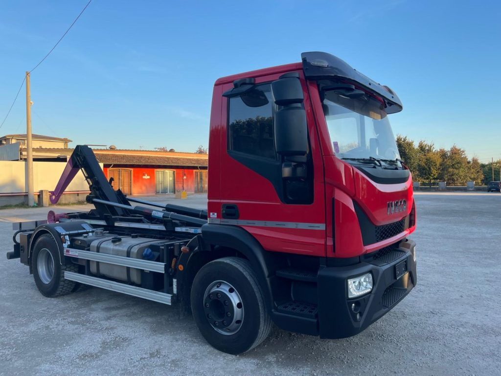 IVECO EUROCARGO 160E32 CON SCARRABILE NUOVO - Horgos rakodó teherautó: 2 kép. IVECO EUROCARGO 160E32 CON SCARRABILE NUOVO - Horgos rakodó teherautó: 2 kép.