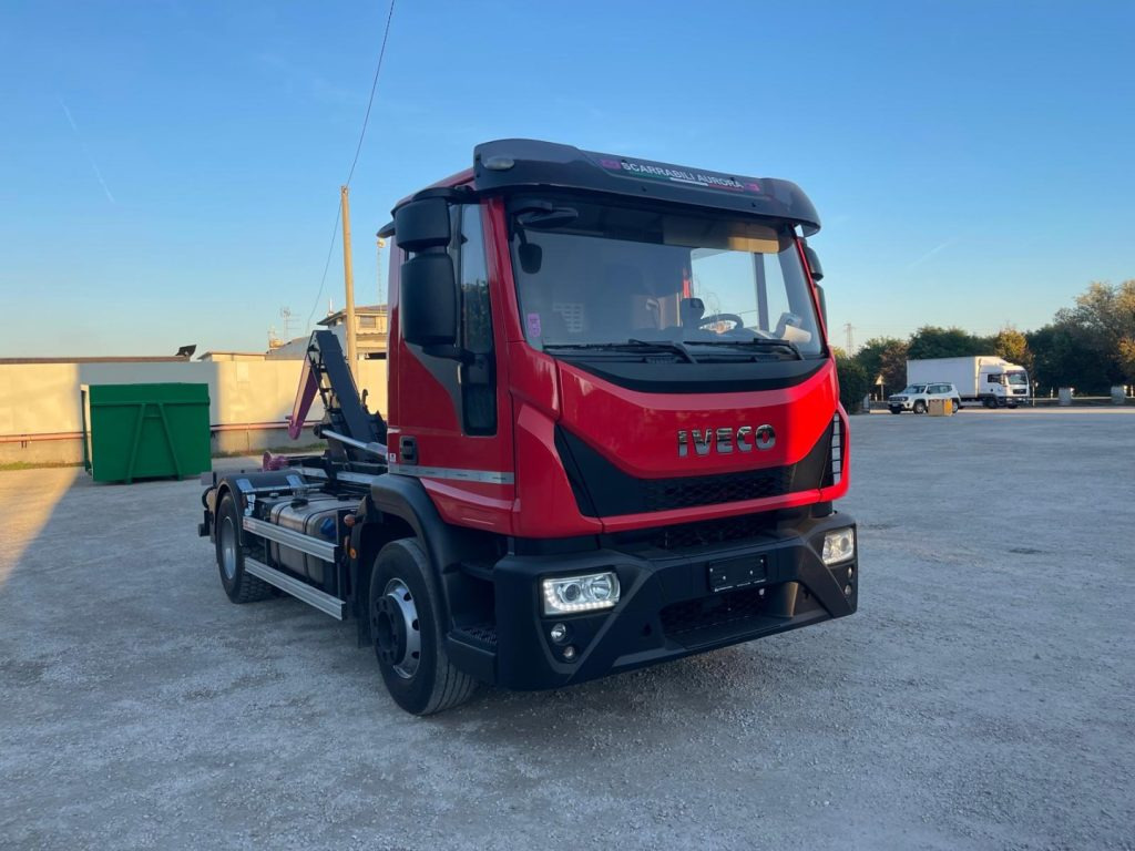 IVECO EUROCARGO 160E32 CON SCARRABILE NUOVO - Horgos rakodó teherautó: 3 kép. IVECO EUROCARGO 160E32 CON SCARRABILE NUOVO - Horgos rakodó teherautó: 3 kép.