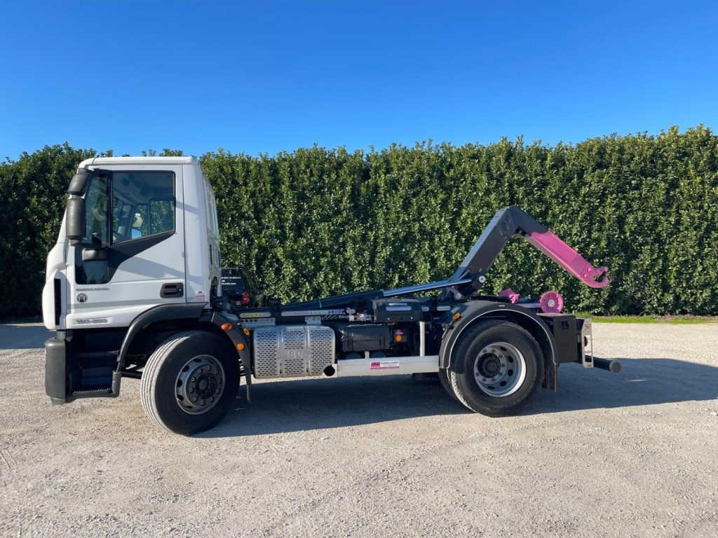 IVECO EUROCARGO 180E25 CON SCARRABILE NUOVO - Horgos rakodó teherautó: 3 kép. IVECO EUROCARGO 180E25 CON SCARRABILE NUOVO - Horgos rakodó teherautó: 3 kép.