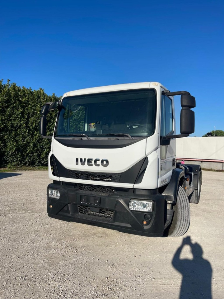 IVECO EUROCARGO 180E25 CON SCARRABILE NUOVO - Horgos rakodó teherautó: 1 kép. IVECO EUROCARGO 180E25 CON SCARRABILE NUOVO - Horgos rakodó teherautó: 1 kép.