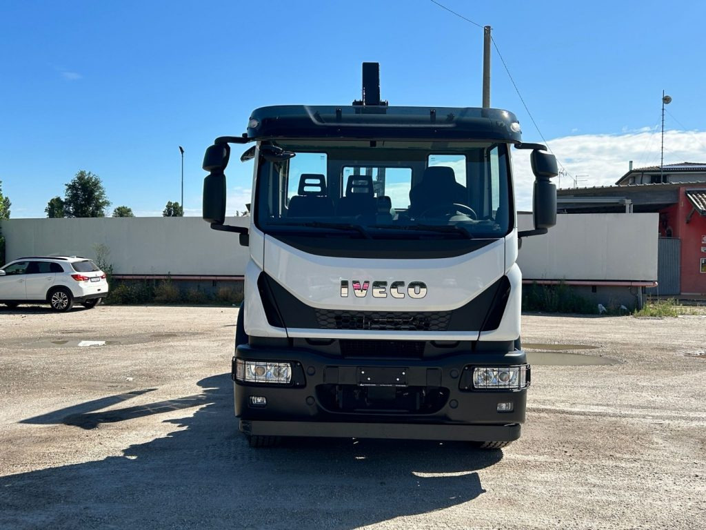 IVECO EUROCARGO 180E32K NUOVO SCARRABILE - Horgos rakodó teherautó: 2 kép. IVECO EUROCARGO 180E32K NUOVO SCARRABILE - Horgos rakodó teherautó: 2 kép.