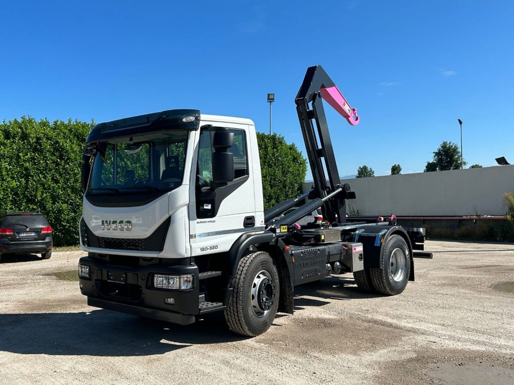 IVECO EUROCARGO 180E32K NUOVO SCARRABILE - Horgos rakodó teherautó: 1 kép. IVECO EUROCARGO 180E32K NUOVO SCARRABILE - Horgos rakodó teherautó: 1 kép.