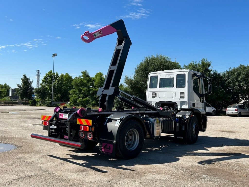 IVECO EUROCARGO 180E32K NUOVO SCARRABILE - Horgos rakodó teherautó: 5 kép. IVECO EUROCARGO 180E32K NUOVO SCARRABILE - Horgos rakodó teherautó: 5 kép.