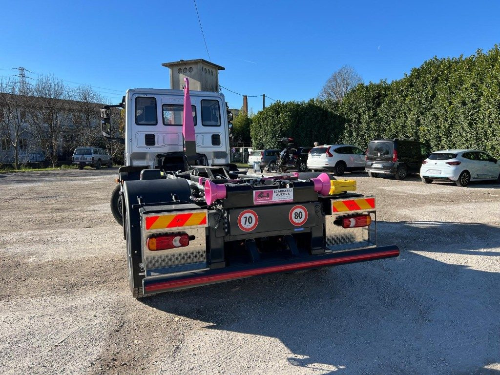 IVECO EUROCARGO 180EL28 SCARRABILE - Horgos rakodó teherautó: 5 kép. IVECO EUROCARGO 180EL28 SCARRABILE - Horgos rakodó teherautó: 5 kép.