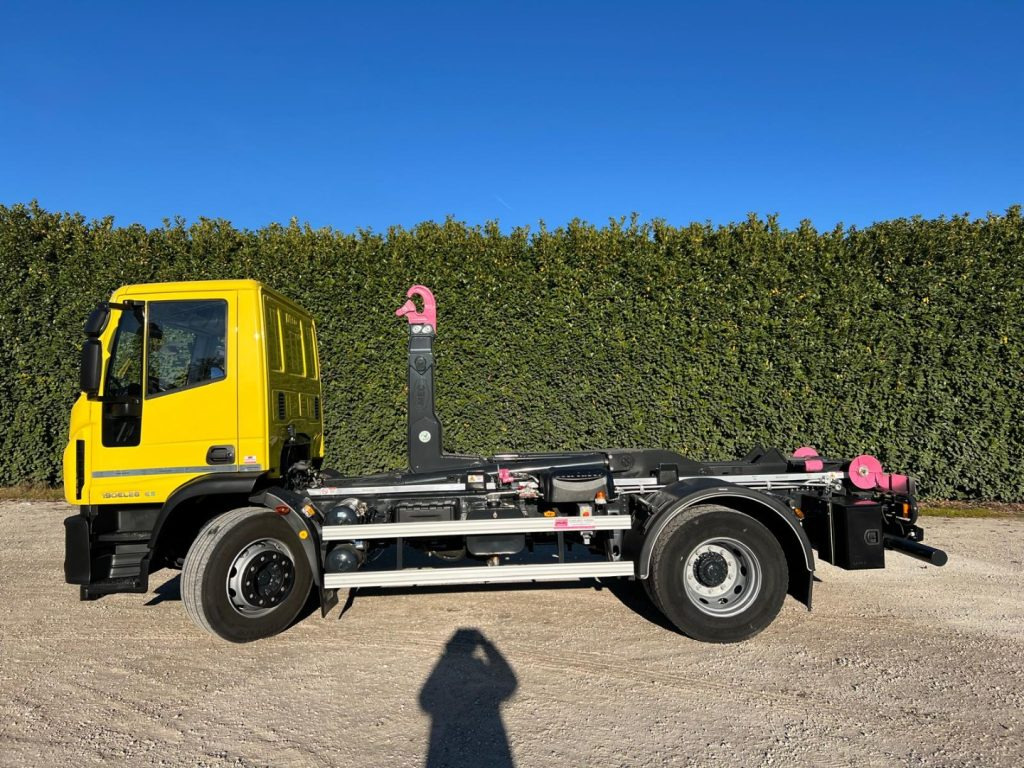 IVECO EUROCARGO 180EL28 SCARRABILE - Horgos rakodó teherautó: 3 kép. IVECO EUROCARGO 180EL28 SCARRABILE - Horgos rakodó teherautó: 3 kép.