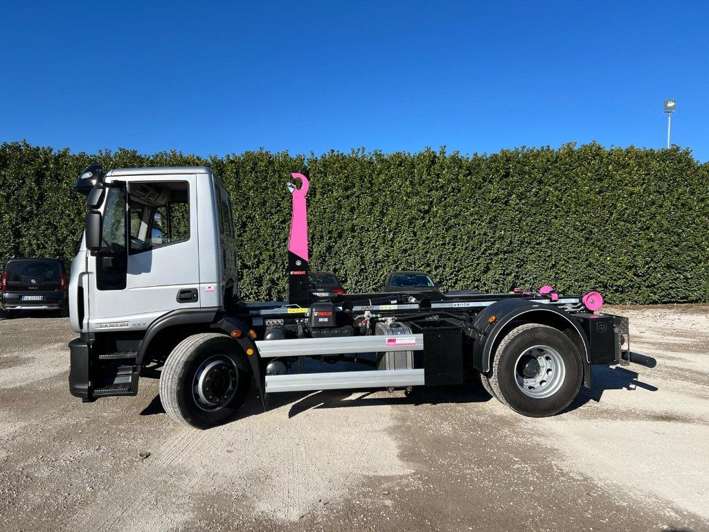 IVECO EUROCARGO 180EL28 SCARRABILE - Horgos rakodó teherautó: 3 kép. IVECO EUROCARGO 180EL28 SCARRABILE - Horgos rakodó teherautó: 3 kép.