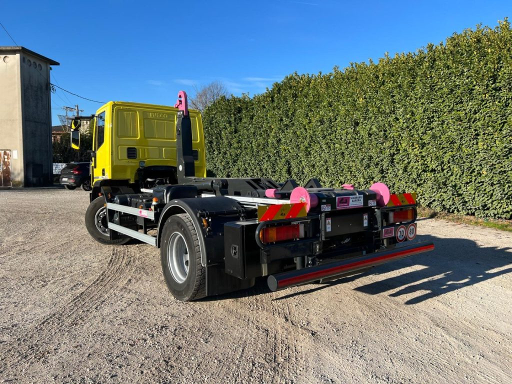 IVECO EUROCARGO 180EL28 SCARRABILE - Horgos rakodó teherautó: 5 kép. IVECO EUROCARGO 180EL28 SCARRABILE - Horgos rakodó teherautó: 5 kép.