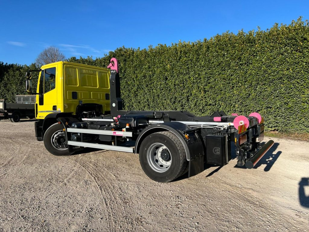 IVECO EUROCARGO 180EL28 SCARRABILE - Horgos rakodó teherautó: 4 kép. IVECO EUROCARGO 180EL28 SCARRABILE - Horgos rakodó teherautó: 4 kép.