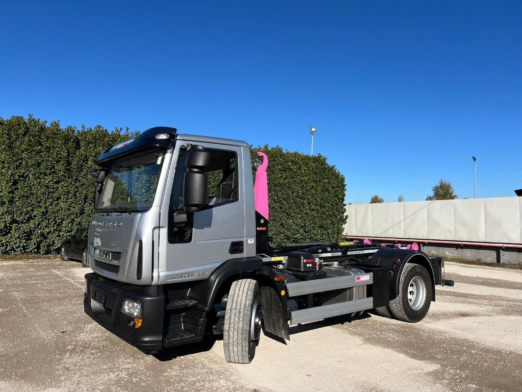 IVECO EUROCARGO 180EL28 SCARRABILE - Horgos rakodó teherautó: 1 kép. IVECO EUROCARGO 180EL28 SCARRABILE - Horgos rakodó teherautó: 1 kép.