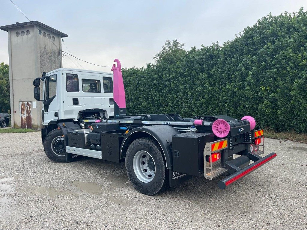 IVECO EUROCARGO 180K32 SCARRABILE NUOVO - Horgos rakodó teherautó: 3 kép. IVECO EUROCARGO 180K32 SCARRABILE NUOVO - Horgos rakodó teherautó: 3 kép.
