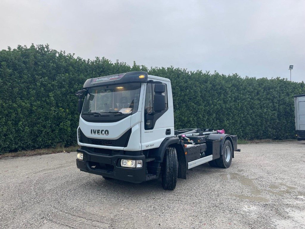 IVECO EUROCARGO 180K32 SCARRABILE NUOVO - Horgos rakodó teherautó: 1 kép. IVECO EUROCARGO 180K32 SCARRABILE NUOVO - Horgos rakodó teherautó: 1 kép.