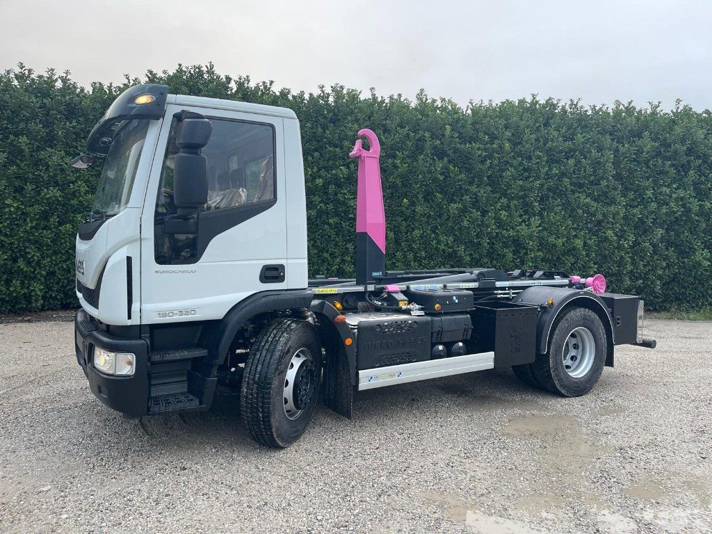 IVECO EUROCARGO 180K32 SCARRABILE NUOVO - Horgos rakodó teherautó: 2 kép. IVECO EUROCARGO 180K32 SCARRABILE NUOVO - Horgos rakodó teherautó: 2 kép.