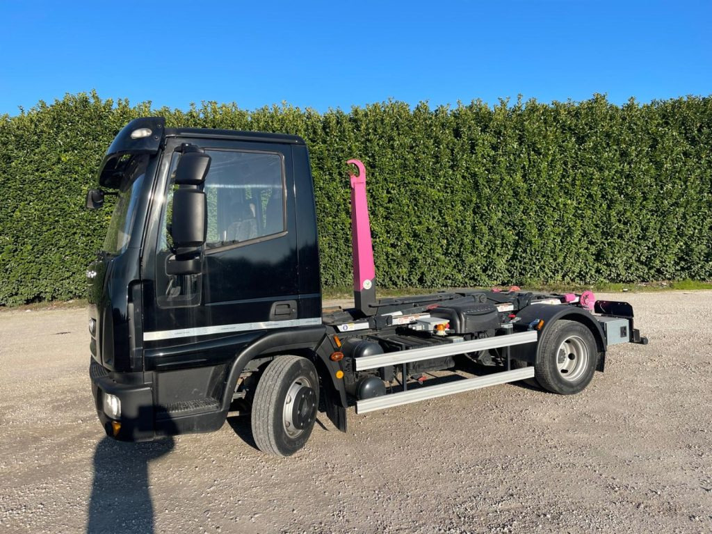 IVECO EUROCARGO 75E18 CON SCARRABILE NUOVO - Horgos rakodó teherautó: 3 kép. IVECO EUROCARGO 75E18 CON SCARRABILE NUOVO - Horgos rakodó teherautó: 3 kép.