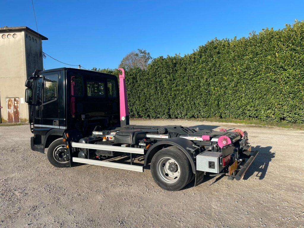 IVECO EUROCARGO 75E18 CON SCARRABILE NUOVO - Horgos rakodó teherautó: 4 kép. IVECO EUROCARGO 75E18 CON SCARRABILE NUOVO - Horgos rakodó teherautó: 4 kép.