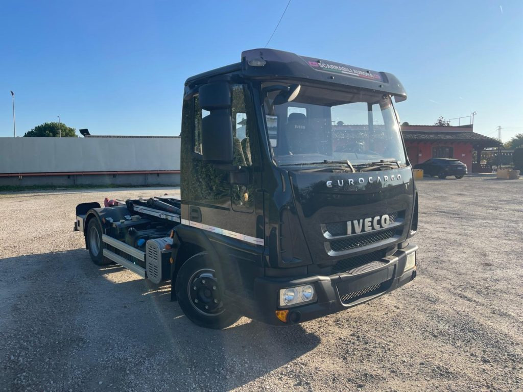 IVECO EUROCARGO 75E18 CON SCARRABILE NUOVO - Horgos rakodó teherautó: 1 kép. IVECO EUROCARGO 75E18 CON SCARRABILE NUOVO - Horgos rakodó teherautó: 1 kép.