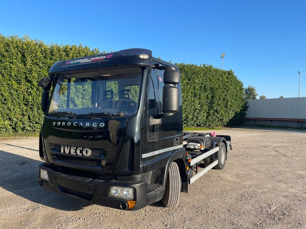 IVECO EUROCARGO 75E18 CON SCARRABILE NUOVO - Horgos rakodó teherautó: 2 kép. IVECO EUROCARGO 75E18 CON SCARRABILE NUOVO - Horgos rakodó teherautó: 2 kép.