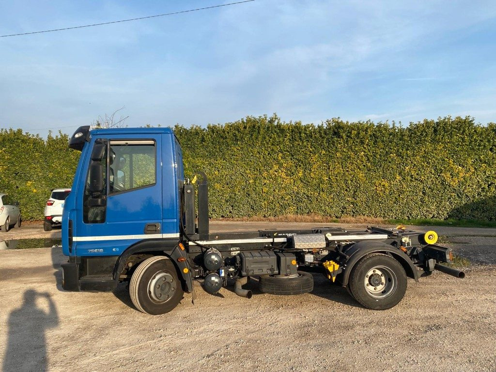 IVECO EUROCARGO 75E18 SCARRABILE - Horgos rakodó teherautó: 3 kép. IVECO EUROCARGO 75E18 SCARRABILE - Horgos rakodó teherautó: 3 kép.