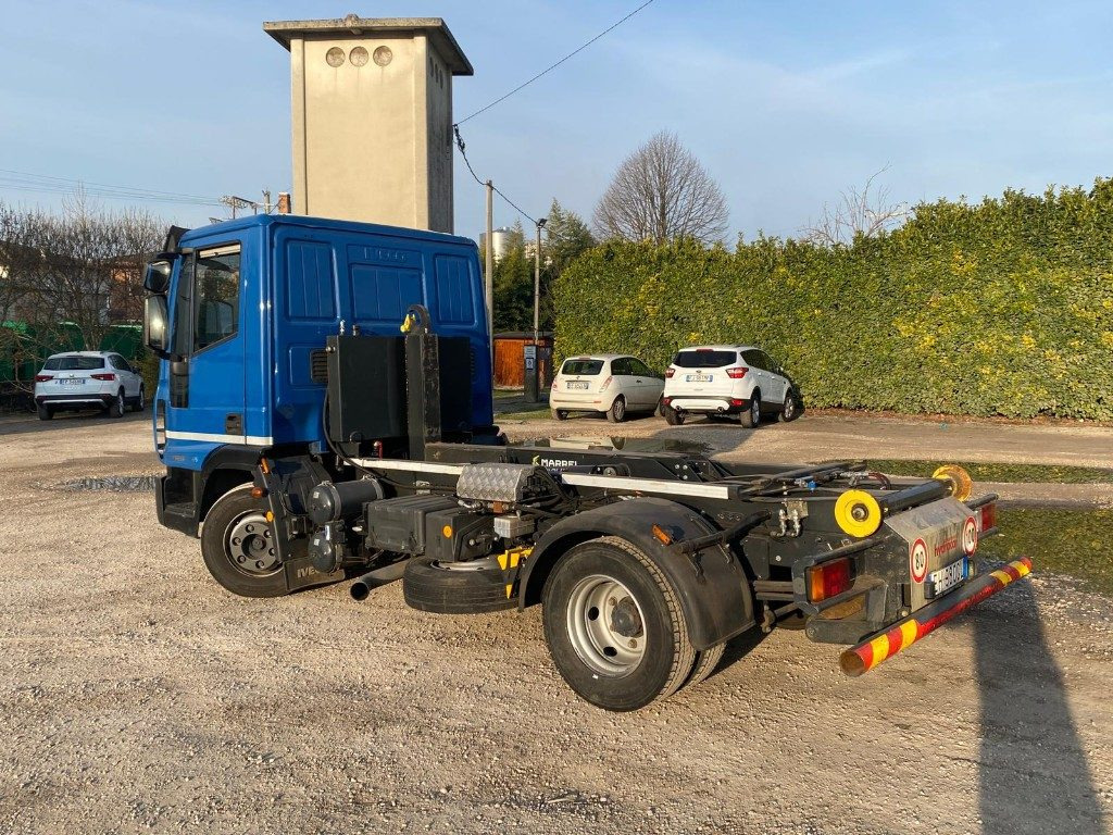 IVECO EUROCARGO 75E18 SCARRABILE - Horgos rakodó teherautó: 4 kép. IVECO EUROCARGO 75E18 SCARRABILE - Horgos rakodó teherautó: 4 kép.