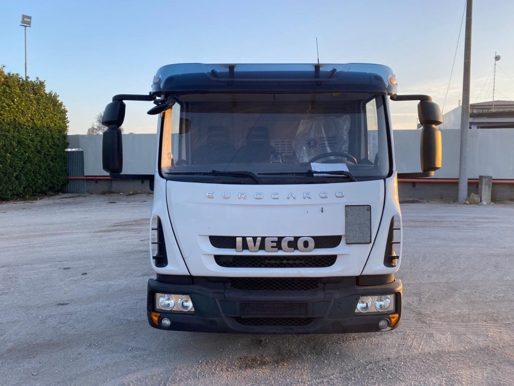 IVECO EUROCARGO 80 E18 CON IMPIANTO SCARRABILE NUO - Horgos rakodó teherautó: 4 kép. IVECO EUROCARGO 80 E18 CON IMPIANTO SCARRABILE NUO - Horgos rakodó teherautó: 4 kép.