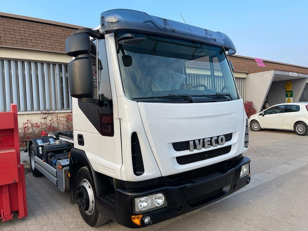 IVECO EUROCARGO 80 E18 CON IMPIANTO SCARRABILE NUO - Horgos rakodó teherautó: 2 kép. IVECO EUROCARGO 80 E18 CON IMPIANTO SCARRABILE NUO - Horgos rakodó teherautó: 2 kép.