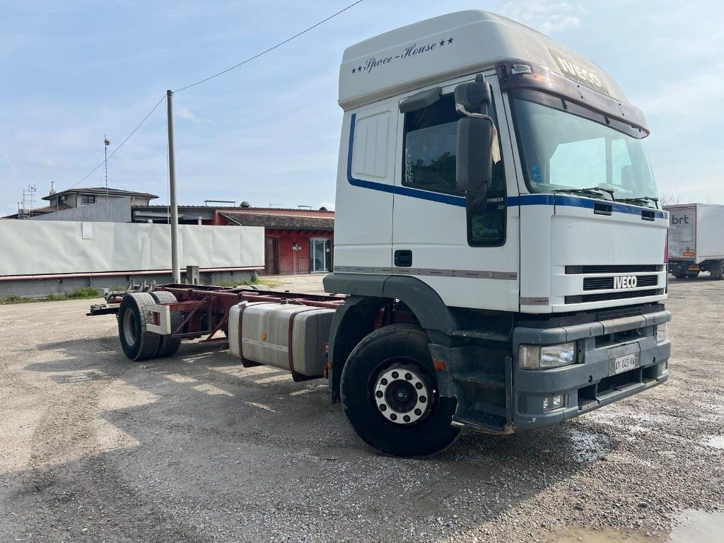 IVECO EUROTECH 190E38 A TELAIO - Alvaz teherautó: 2 kép. IVECO EUROTECH 190E38 A TELAIO - Alvaz teherautó: 2 kép.