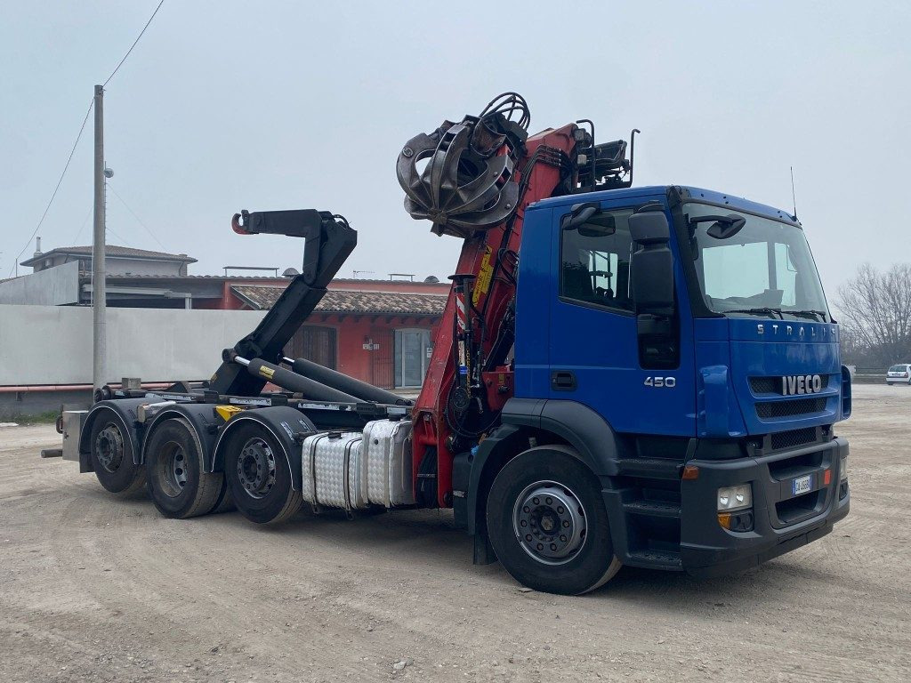 IVECO STRALIS 260.450 SCARRABILE CON GRU - Horgos rakodó teherautó: 1 kép. IVECO STRALIS 260.450 SCARRABILE CON GRU - Horgos rakodó teherautó: 1 kép.
