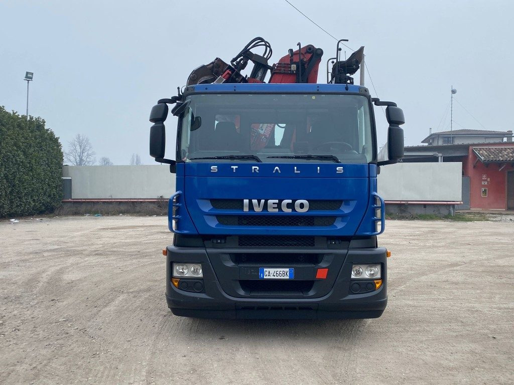 IVECO STRALIS 260.450 SCARRABILE CON GRU - Horgos rakodó teherautó: 2 kép. IVECO STRALIS 260.450 SCARRABILE CON GRU - Horgos rakodó teherautó: 2 kép.
