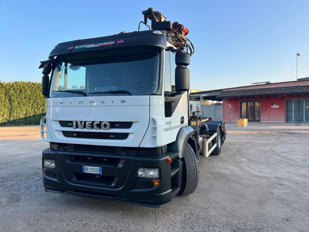 IVECO STRALIS 260E45 SCARRABILE - Horgos rakodó teherautó, Darus autó: 2 kép. IVECO STRALIS 260E45 SCARRABILE - Horgos rakodó teherautó, Darus autó: 2 kép.
