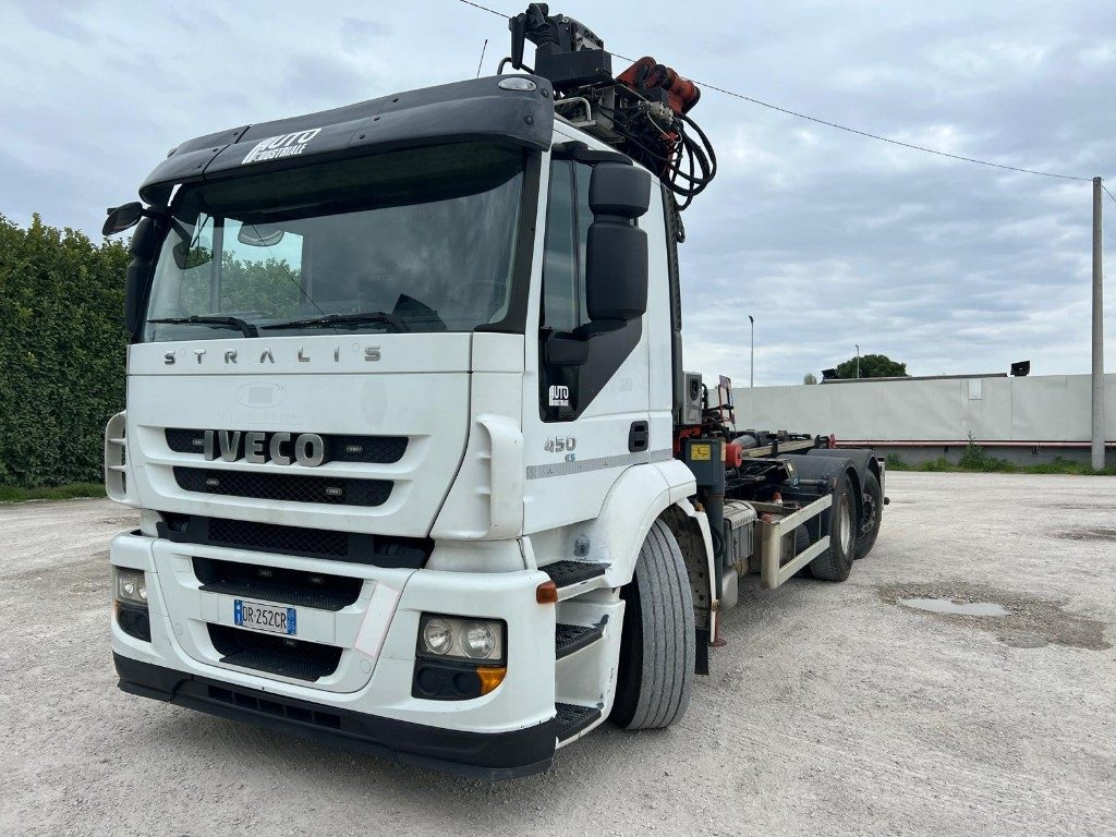 IVECO STRALIS 260E45 SCARRABILE - Horgos rakodó teherautó: 1 kép. IVECO STRALIS 260E45 SCARRABILE - Horgos rakodó teherautó: 1 kép.