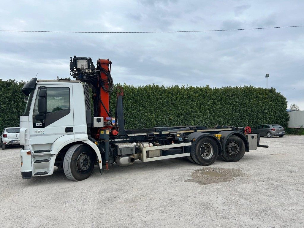 IVECO STRALIS 260E45 SCARRABILE - Horgos rakodó teherautó: 2 kép. IVECO STRALIS 260E45 SCARRABILE - Horgos rakodó teherautó: 2 kép.