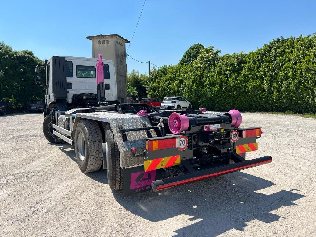 IVECO STRALIS 460 SCARRABILE - Horgos rakodó teherautó: 3 kép. IVECO STRALIS 460 SCARRABILE - Horgos rakodó teherautó: 3 kép.