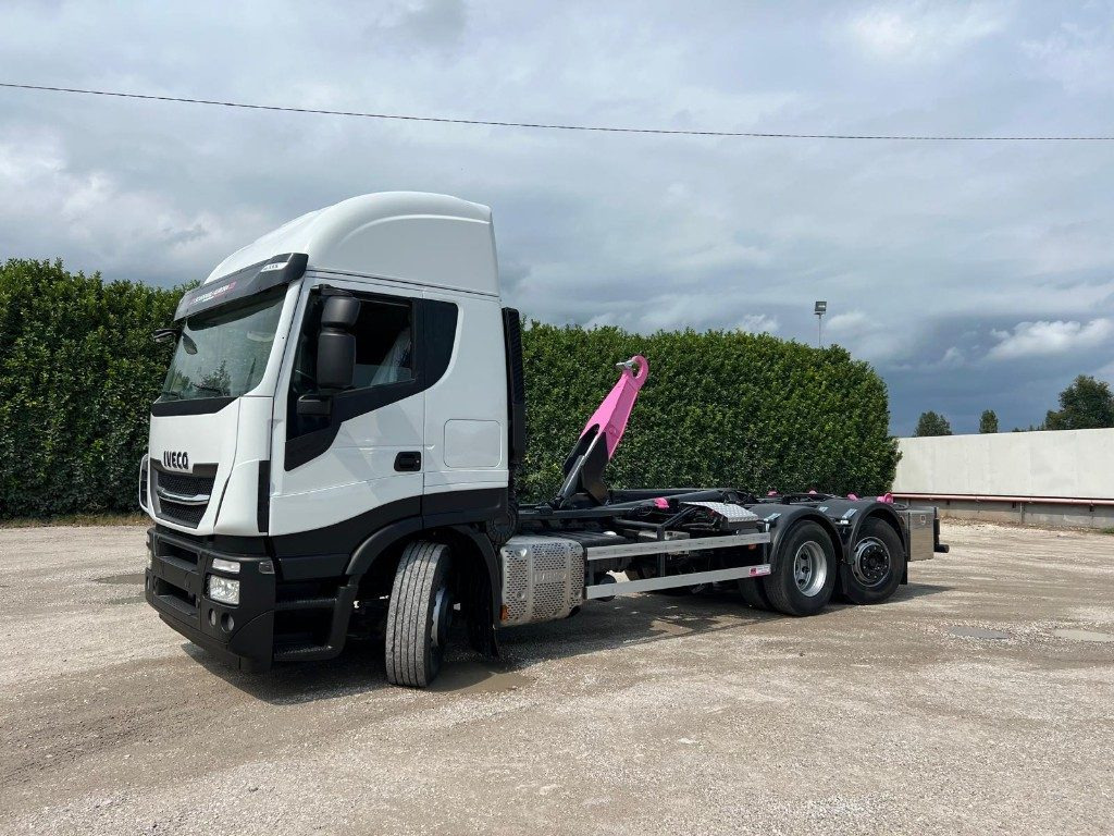 IVECO STRALIS 510 SCARRABILE - Horgos rakodó teherautó: 2 kép. IVECO STRALIS 510 SCARRABILE - Horgos rakodó teherautó: 2 kép.