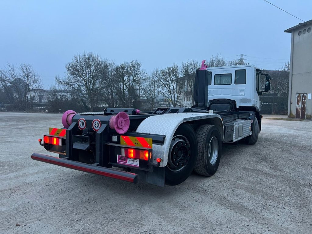 IVECO STRALIS AD260S45 SCARRABILE - Horgos rakodó teherautó: 3 kép. IVECO STRALIS AD260S45 SCARRABILE - Horgos rakodó teherautó: 3 kép.