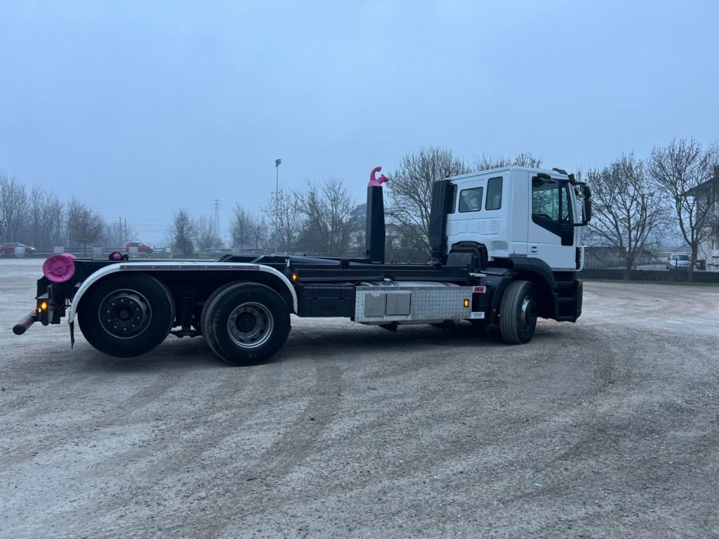 IVECO STRALIS AD260S45 SCARRABILE - Horgos rakodó teherautó: 5 kép. IVECO STRALIS AD260S45 SCARRABILE - Horgos rakodó teherautó: 5 kép.