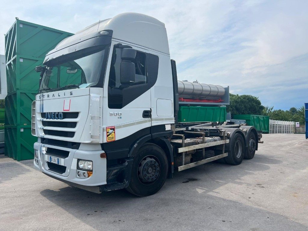 IVECO STRALIS AS260S 50Y SCARRABILE - Horgos rakodó teherautó: 2 kép. IVECO STRALIS AS260S 50Y SCARRABILE - Horgos rakodó teherautó: 2 kép.