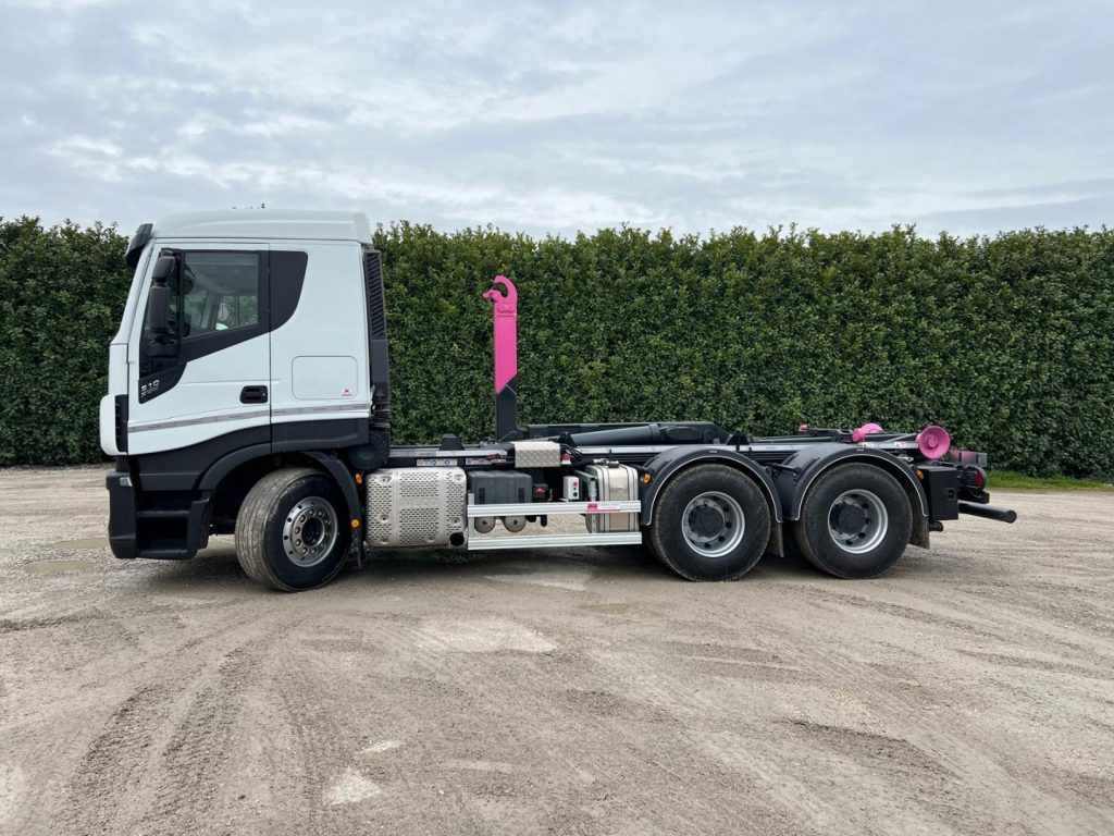 IVECO STRALIS X-WAY 510 TRAKKER SCARRABILE - Horgos rakodó teherautó: 2 kép. IVECO STRALIS X-WAY 510 TRAKKER SCARRABILE - Horgos rakodó teherautó: 2 kép.