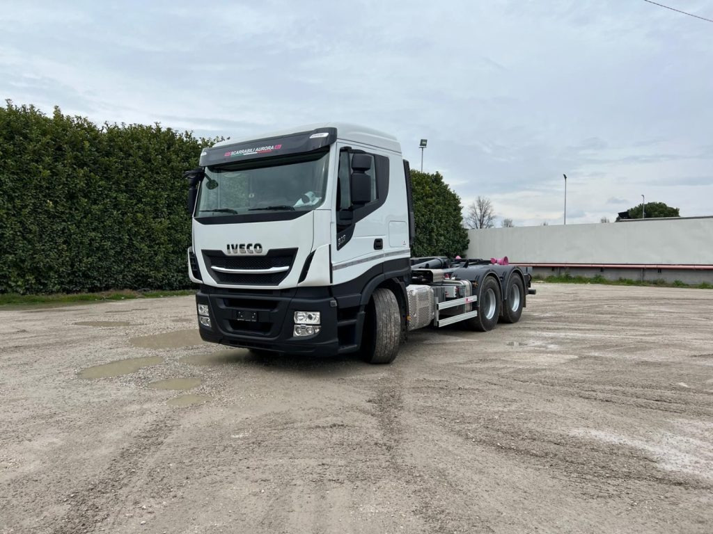 IVECO STRALIS X-WAY 510 TRAKKER SCARRABILE - Horgos rakodó teherautó: 1 kép. IVECO STRALIS X-WAY 510 TRAKKER SCARRABILE - Horgos rakodó teherautó: 1 kép.