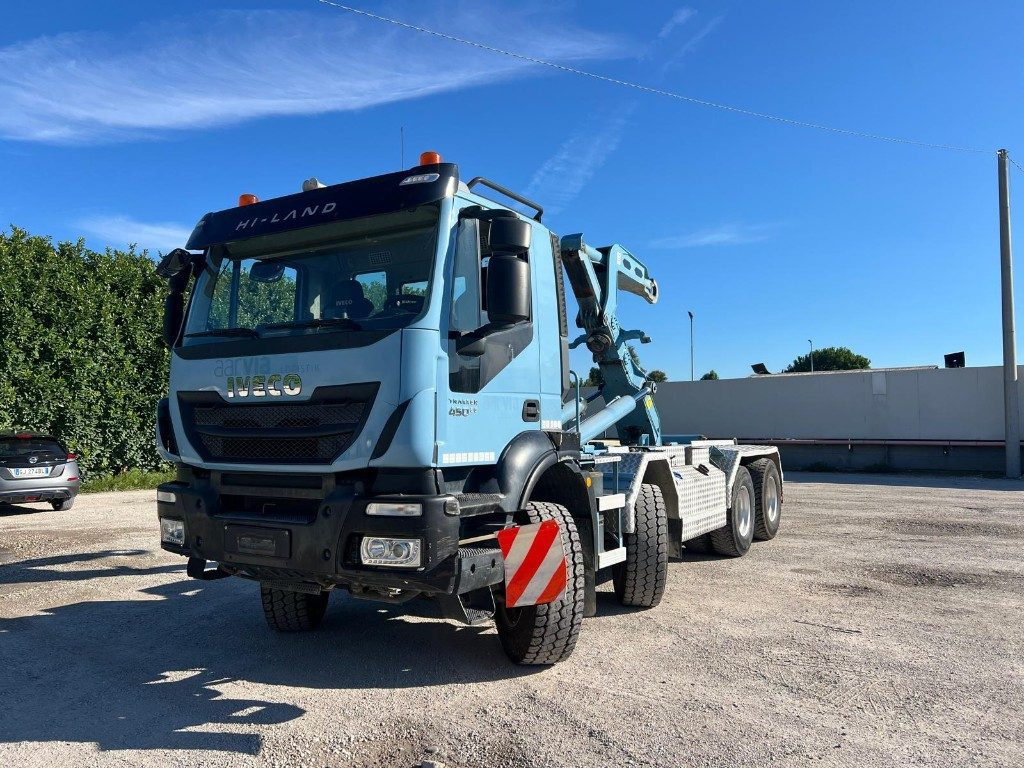 IVECO TRAKKER 450 SCARRABILE - Horgos rakodó teherautó: 2 kép. IVECO TRAKKER 450 SCARRABILE - Horgos rakodó teherautó: 2 kép.