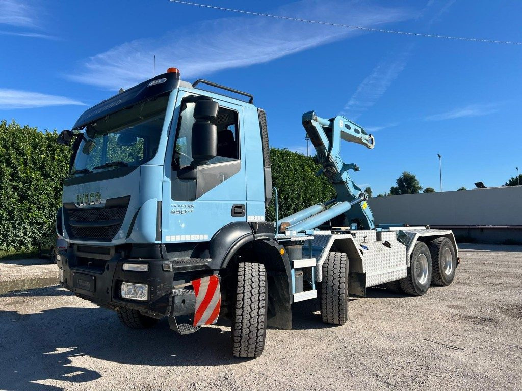 IVECO TRAKKER 450 SCARRABILE - Horgos rakodó teherautó: 1 kép. IVECO TRAKKER 450 SCARRABILE - Horgos rakodó teherautó: 1 kép.