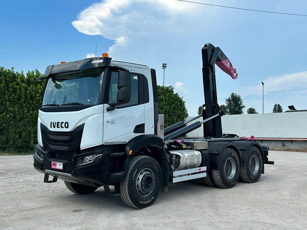 IVECO TRAKKER T-WAY AD380T NUOVO SCARRABILE - Horgos rakodó teherautó: 1 kép. IVECO TRAKKER T-WAY AD380T NUOVO SCARRABILE - Horgos rakodó teherautó: 1 kép.